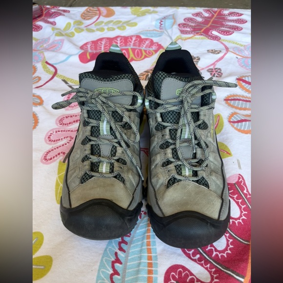 KEEN hiking walking shoes. US size 9. VGUC